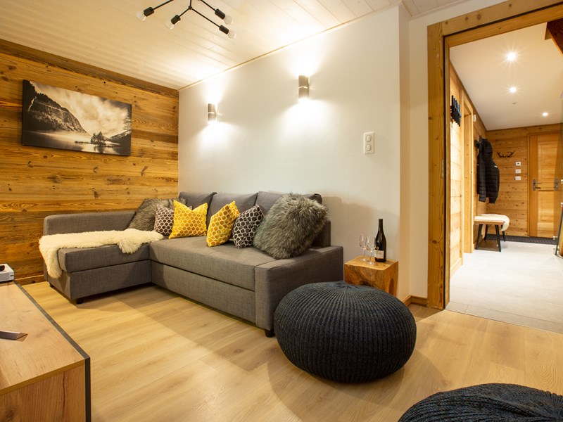 MM Petit Chalet Robin Outside And Living 30