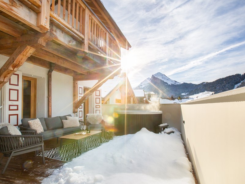 MM Yeti Dining And Hot Tub 9